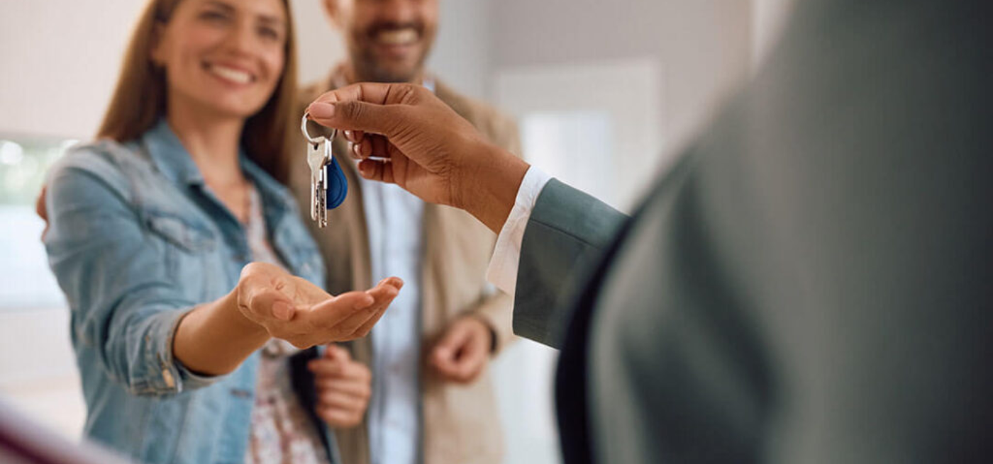 Casal a receber as chaves de casa 